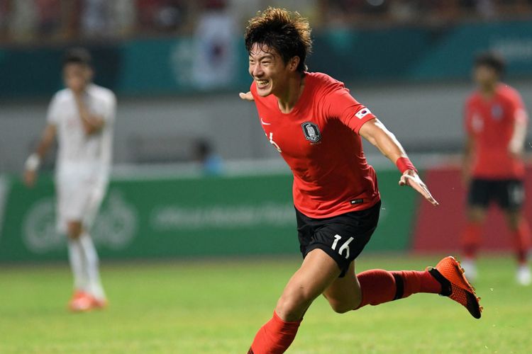 Pesepak bola Korea Selatan Hwang Ui Jo meluapkan kegembiraannya seusai mencetak gol ke gawang tim sepak bola Iran saat pertandingan babak 16 besar Asian Games ke 18 di Stadion Wibawa Mukti, Cikarang, Jawa Barat,  Kamis (23/8/2018). 