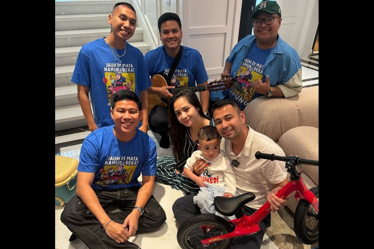 Anak pasangan selebritas Raffi Ahmad dan Nagita Slavina, Rayyanza Malik Ahmad atau Cipung, baru saja merayakan ulang tahunnya yang kedua. Cipung mendapat kejutan dari grup musik RAN di rumahnya.