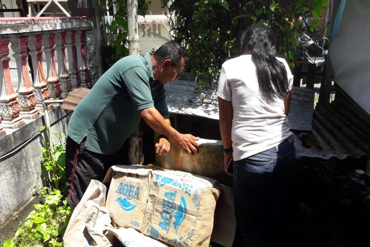 Beberapa oorang warga di Desa Passo, Kecamatan Baguala, Kota Ambon melihat air sumur yang mendidih di desa tersebut, Senin (21/10/2019)