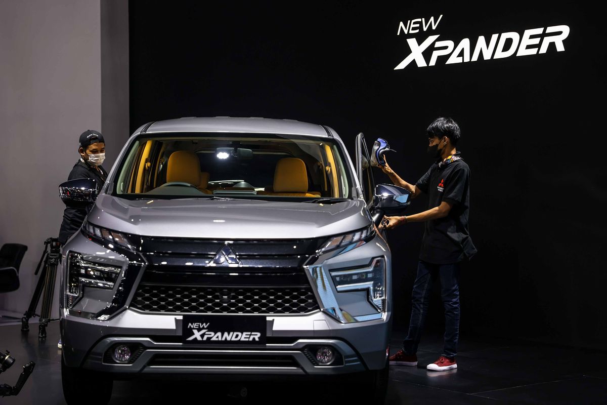 Suasana pameran di stand Mitsubishi pada pembukaan IIMS Hybrid 2022 di JiExpo Kemayoran, Jakarta Utara, Kamis (31/3/2022). MMKSI menampilkan total 7 unit display yang terdiri dari kombinasi varian untuk model New Xpander, New Xpander dengan aksesoris, New Xpander Cross, New Pajero Sport, dan model yang sedang dalam tahap studi pasar yaitu Minicab MiEV.