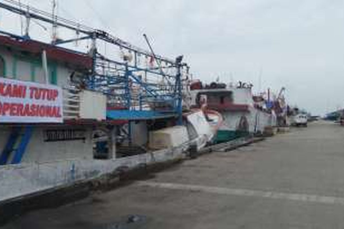 Aktifitas bongkar muat ikan di Pelabuhan Muara Baru, Jakarta Utara terhenti. Hal itu dilakukan sebagai bentuk protes pelaku usaha atas kebijakan Perum Perindo yang menaikkan harga sewa lahan, Rabu (12/10/2016)