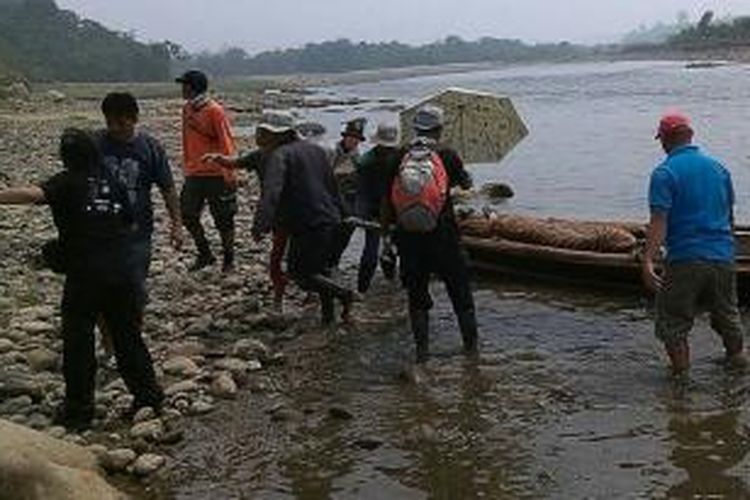 Petugas BKSDA saat mengevakuasi seekor harimau Sumatera ke Pusat Latihan Gajah (PLG), Sebelat, Kabupaten Bengkulu Utara (Foto: BKSDA Bengkulu)