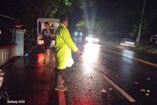 Pemotor Alami Luka Berat Diseruduk Mobil Saat Hujan