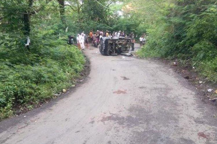 Polisi saat melakukan olah TKP pasca kecelakaan pikap di wilayah Banjar Kayu Selem, Desa Songan, Kintamani. Minggu (3/4/2022)