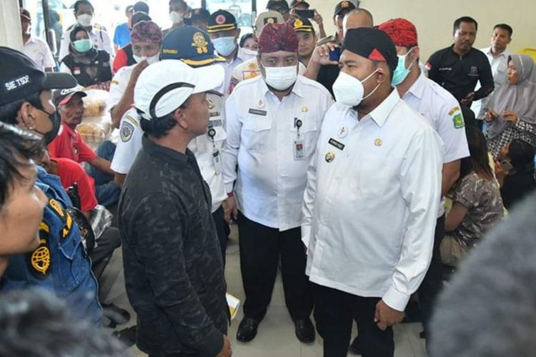 Bupati Achmad Fauzi mengunjungi penumpang yang tertahan di Pelabuhan Kalianget Sumenep, Rabu (4/1/2023). 