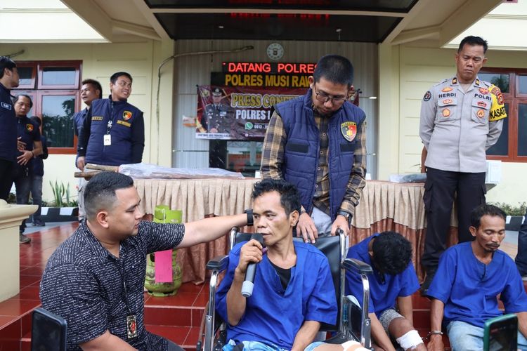Dari kiri ke kanan, Kasat Reskrim Polres Musi Rawas AKP Hary Dinar saat melakukan gelar perkara terhadap tiga pelaku perampokan sadis di Musi Rawas, Sumatera Selatan, Sabtu (25/11/2023).