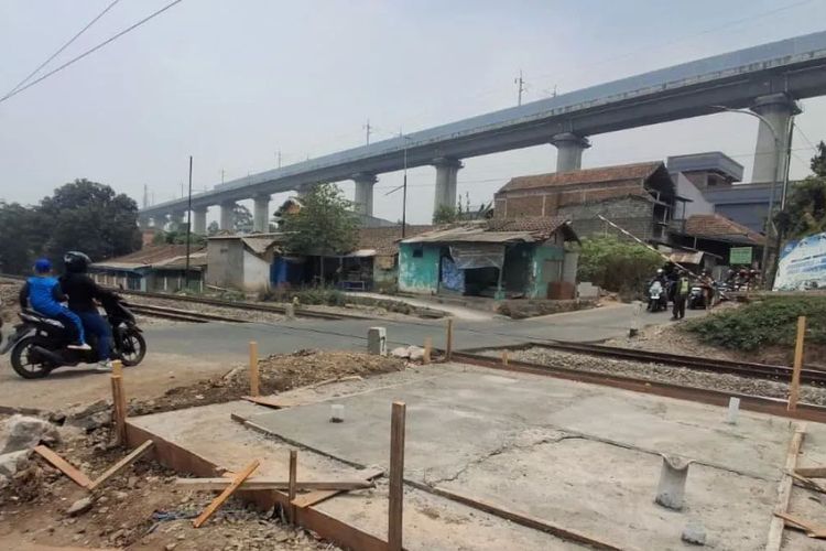 KAI Daop 2 Bandung Pasang Palang Pintu Elektronik di Perlintasan Rawan Cilame