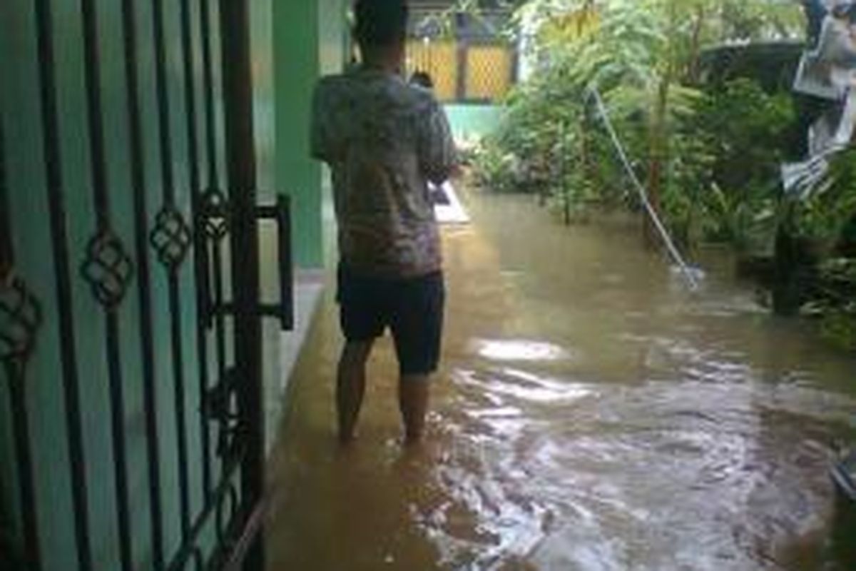 Air banjir menggenang di depan kelas XII Ipa 1 SMU N 9 Jakarta, Senin (13/1/2013). 