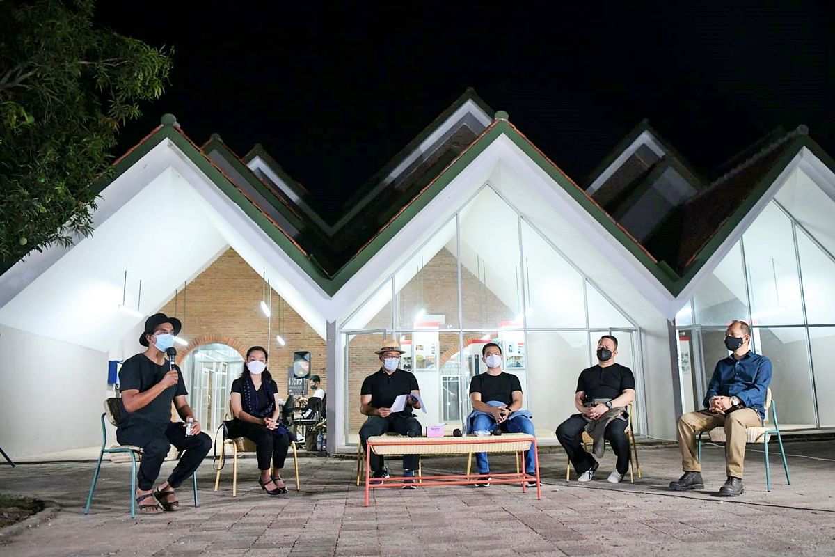 Gubernur Jawa Barat Ridwan Kamil membuka acara Tentang Ahmad Djuhara, Pameran dan Talk Show di Ruang Kreatif Ahmad Djuhara, Kota Cirebon, Jabar, Selasa (12/10/2021).