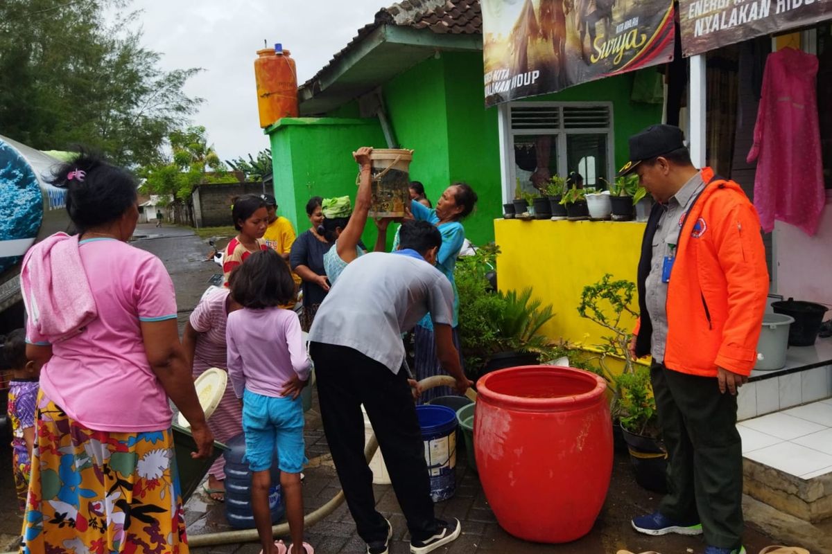 Pendistribusian air bersih kepada korban banjir di Banyuwangi 