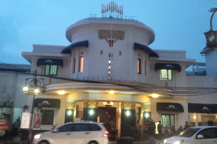 Gedung De Majestic di Jalan Braga, Kota Bandung. Pada tahun 1925 gedung ini bernama Bioskop Concordia