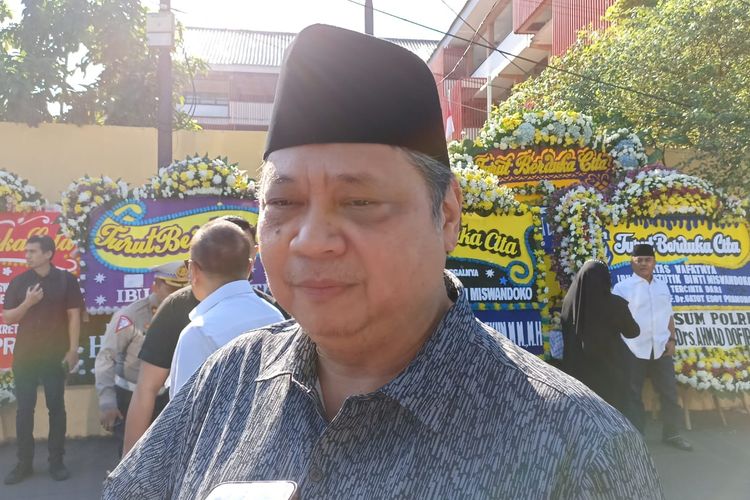 Menteri Koordinator Bidang Perekonomian Airlangga Hartarto saat berkunjung ke rumah duka istri Wakapolri Komjen Gatot Eddy Pramono, Tutik Gatot Eddy di kawasan Meruya, Jakarta Barat, Sabtu (8/4/2023). 