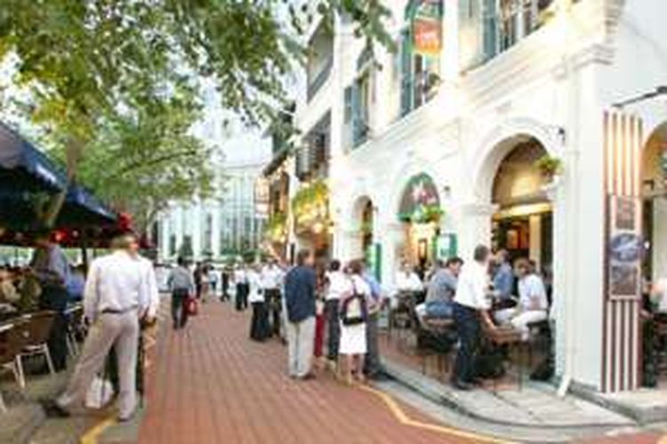 Siang hari, pengunjung memadati kawasan Boat Quay untuk bersantap. Sederet restoran halal ada di sana.