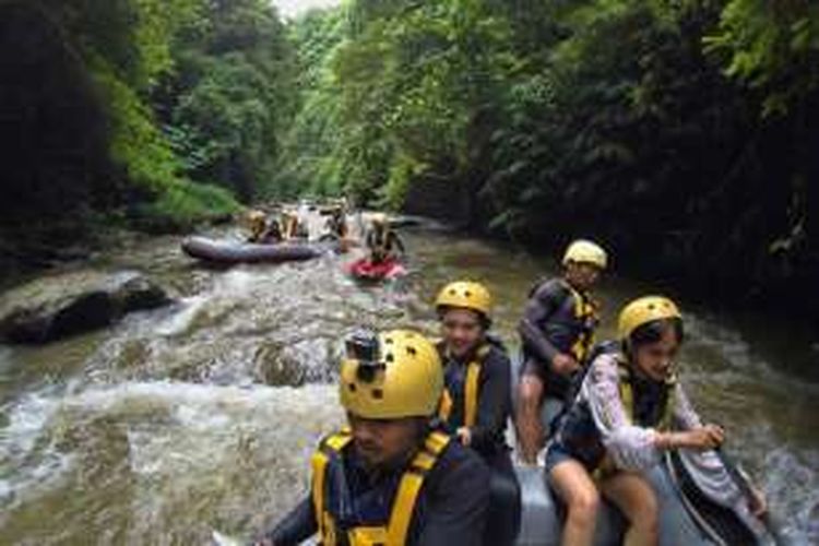 Para pembaca Kompas.com, pemenang kompetisi Take Me Anywhere, mencoba rafting di Sungai Ayung, Ubud, Gianyar, Sabtu (19/3/2016). Rafting di sungai ini salah satunya dikelola oleh Bali Adventure Tours sejak 1989. Pengarungan dilakukan sejauh 9 km selama 2 jam.