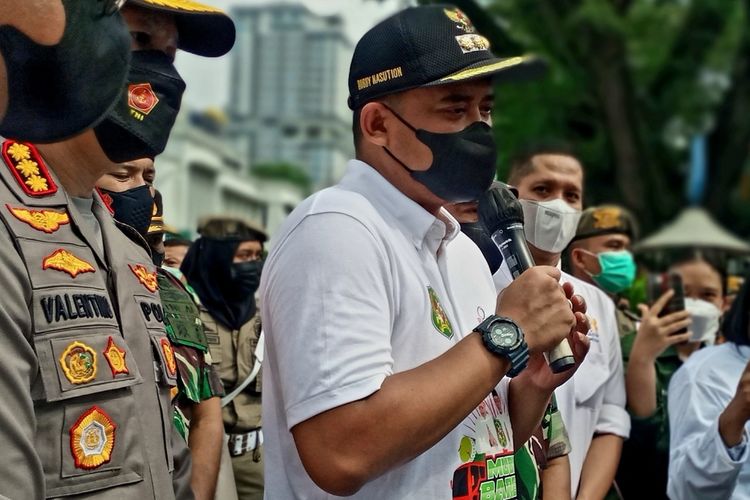 Wali Kota Medan Bobby Nasution memastikan kaos yang dibagikan kepada peserta Mudik Bareng Pemko Medan hanya untuk memeriahkan dan menginformasikan kegiatan, Minggu (1/5/2022)