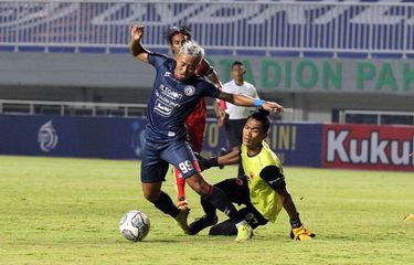 Penyerang Arema FC Kushedya Hari Yudo dijatuhkan kiper PSM Makassar Hilman Syah pada laga lanjutan Liga 1 2021 di Stadion Pakansari Cibinong, Kab Bogor, Minggu (5/9/2021).