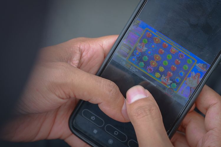 Tampilan layar judi online pada gawai.