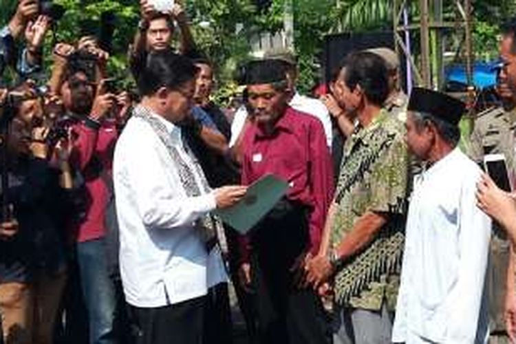 Menteria Agraria dan Tata Ruang RI Ferry Mursyidan Baldan menyerahkan sertifikat program reforma agraria di Kabupaten Ciamis, Selasa (24/5/2016).