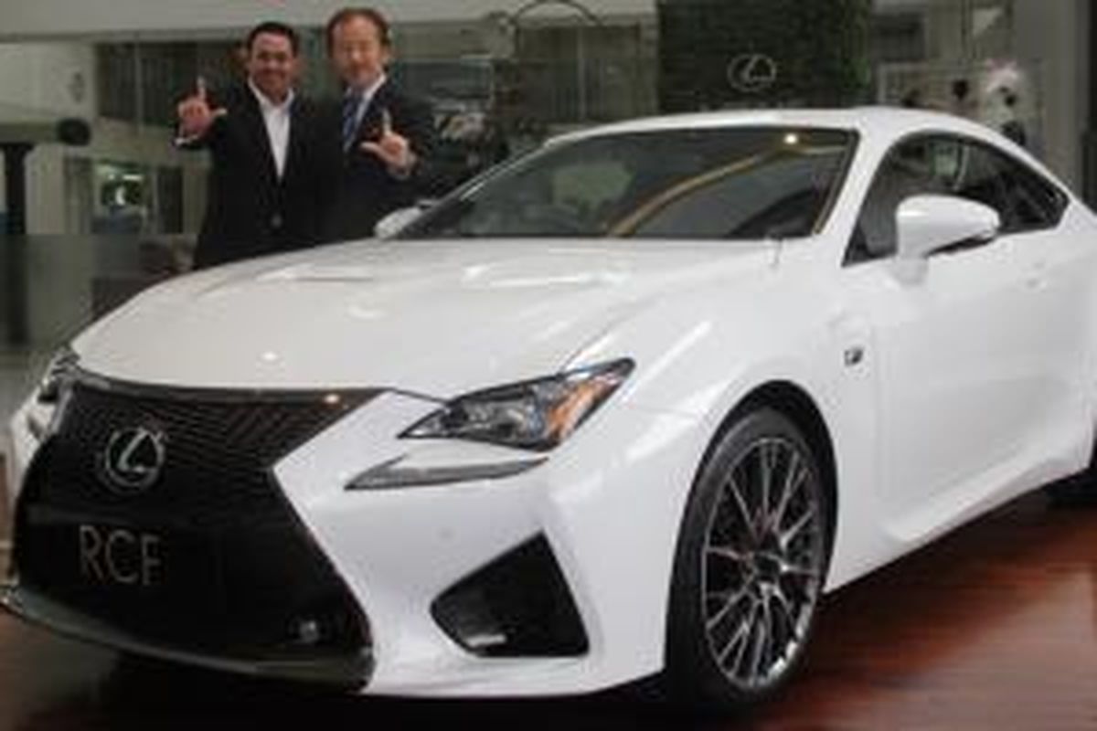 Lexus RC F meluncur dengan performa tinggi dan desain maskulin.