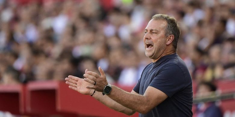 Pelatih Barcelona asal Jerman Hansi Flick bereaksi di laga Liga Spanyol antara Sevilla FC dan FC Barcelona di Stadion Ramon Sanchez Pizjuan di Seville pada 5 Oktober 2025.