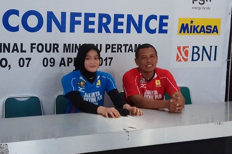 Pemain Jakarta Elektrik PLN, Wilda Siti Nurfadilah (kiri), dan assisten pelatih tim, Abdul Munif, menjalani sesi konferensi pers di GOR Sritex Arena, Solo, Sabtu (8/4/2017).