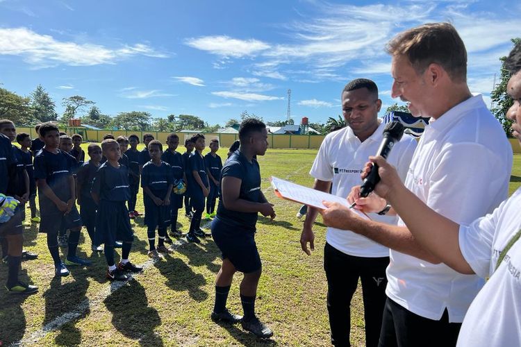 Wolfgang Pikal memimpin sesi pencarian bakat Papua Football Academy oleh Freeport Indonesia di Stadion Wania, Timika, pada Sabtu (11/6/2022).