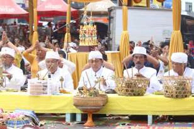 Sejumlah pemuka agama Hindu memimpin upacara Tawur Agung Kasanga di Bundaran Adipura, Bandar Lampung, Selasa (8/3/2016). Upacara Tawur Agung menjadi ritual keagamaan sebelum umat Hindu merayakan Hari Raya Nyepi pada Rabu (9/3/2016).