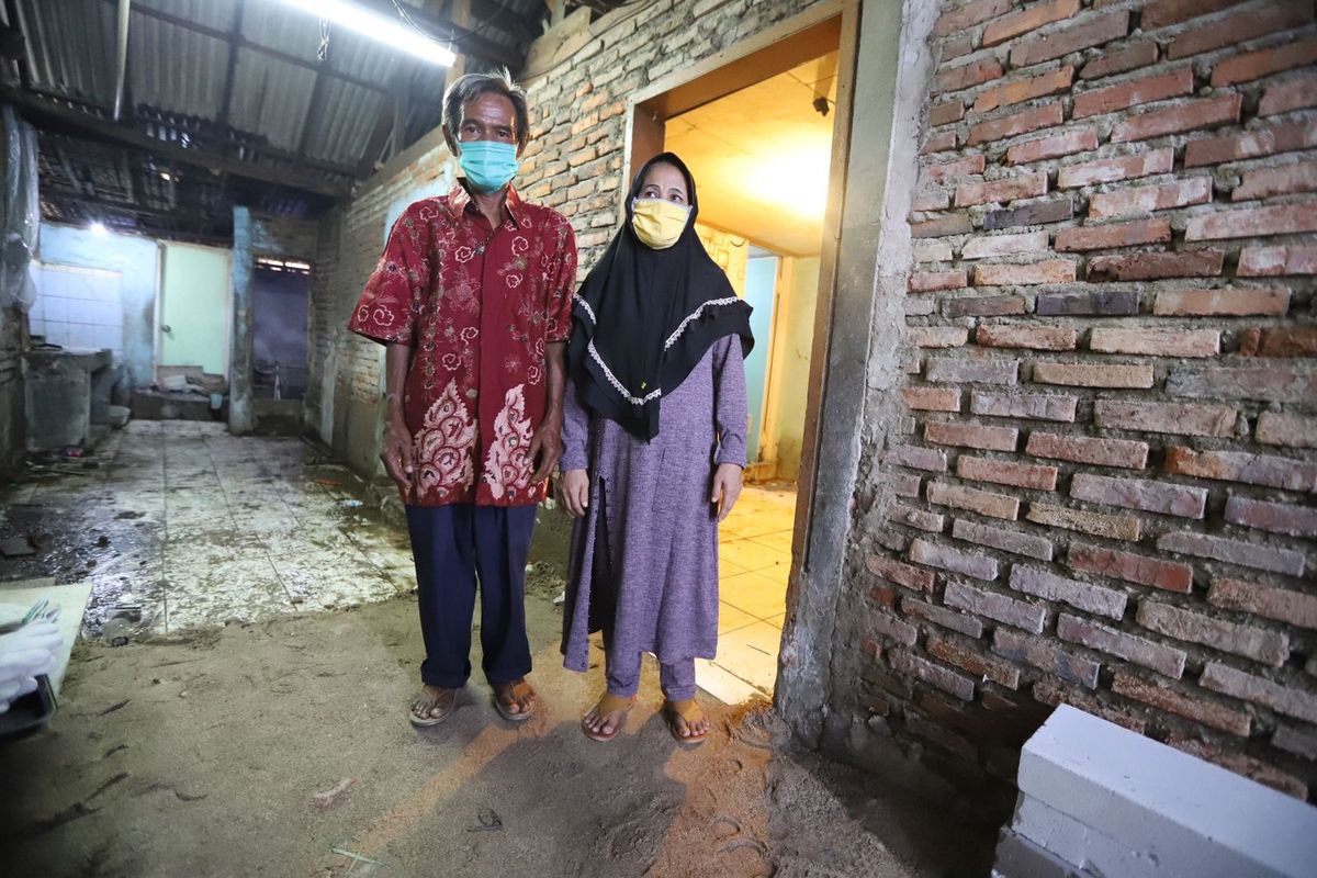 Warga Pegangsaan Dua, Nani dan Tito mendapat bantuan program bedah rumah dari Baznas. Di Jakarta Utara, Baznas menargetkan 31 rumah akan dibedah untuk tahun 2022.