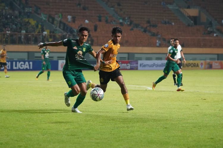 Laga Bhayangkara FC vs Persebaya Surabaya dalam rangkaian pekan ketiga Liga 1 2022-2023 di Stadion Wibawa Mukti, Bekasi, Jawa Barat, pada Minggu (7/8/2022) malam WIB. Pada laga kali ini, Persebaya takluk 0-1 dari tuan rumah Bhayangkara FC.