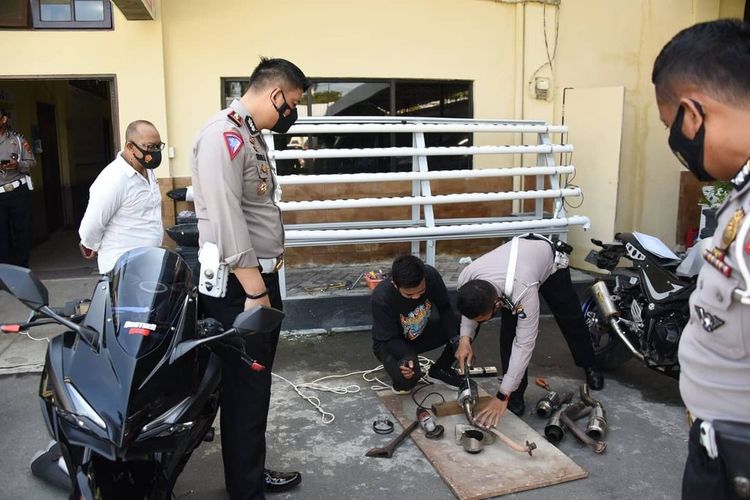 Salah satu pemilik motor memusnahkan sendiri knalpot brong yang digunakannya di halaman Polresta Banjarmasin. 