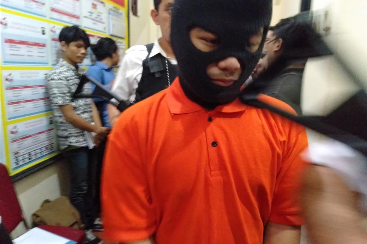 Tersangka pengedar sabu (D) yang ditangkap satuan Polsek Cilandak, Jakarta Selatan, Selasa (2/7/2019)