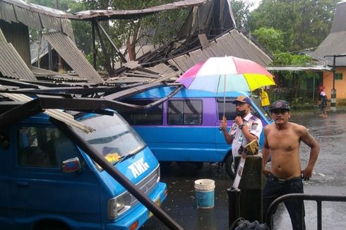 Hujan Deras dan Angin Kencang, Atap Terminal Arjosari Malang Roboh