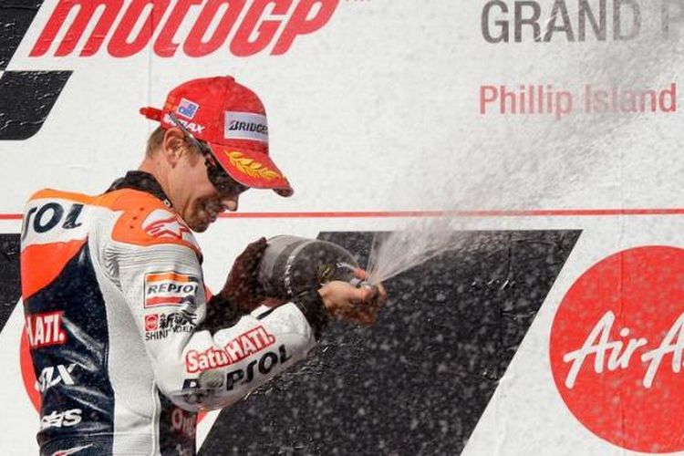 Pebalap Repsol Honda, Casey Stoner, melakukan selebrasi usai menjuarai GP Australia, Minggu (28/10/2012).