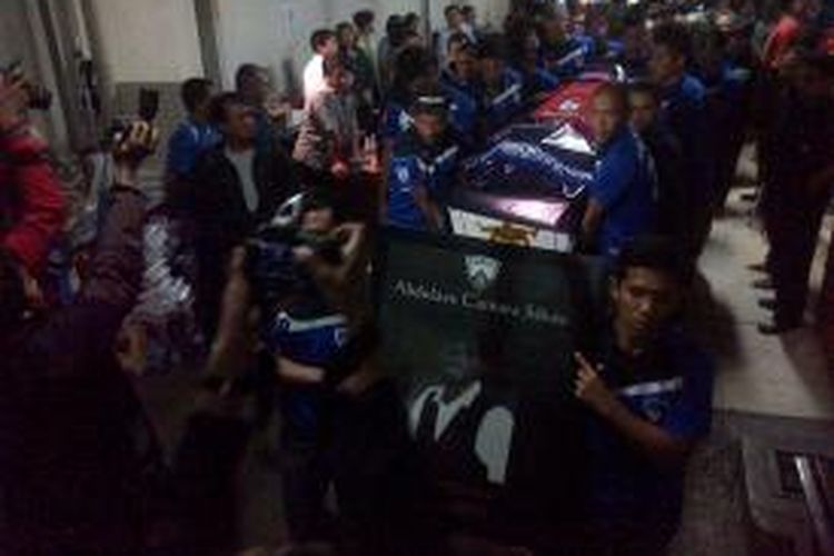 Pemain dan Manajemen Pelita Bandung Raya mengangkut peti jenasah Seykou Camara yang akan dikirimkan dari rumah duka Santo Boromeus Bandung ke Mali, Afrika  Senin (29/7/2013) malam.