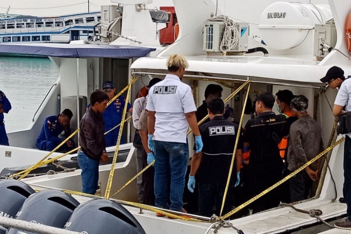 Kepolisian Resor Pulau Seribu bersama Pusat Laboratorium Forensik memeriksa kapal milik Dinas Perhubungan yang meledak di Pulau Panggang pada Minggu (22/4/2018).  Pemeriksaan itu dilakukan di dermaga Pelabuhan Kaliadem, Jakarta Utara, Rabu (25/4/2018) siang. 
