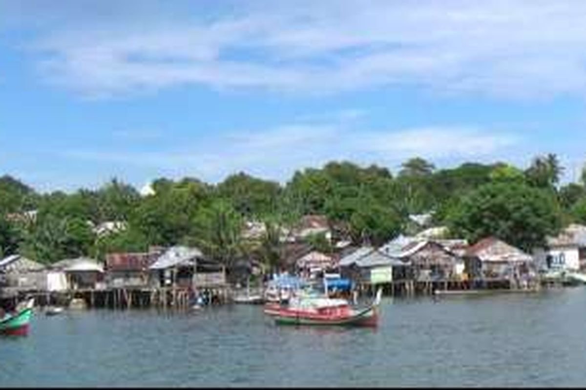 Suasana kampung tepi laut di Kecamatan Kepulauan Pongok, Kabupaten Bangka Selatan, Kepulauan Bangka Belitung.