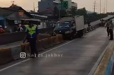 Ban Pecah, Mobil Boks Tabrak 4 Motor di Flyover Pesing