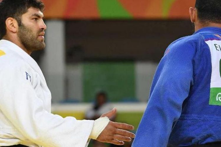 Pejudo Mesir Islam El Shehaby (biru) menolak ajakan berjabatan tangan dari atlet Israel Or Sasson usai sebuah laga judo dalam ajang Olimpiade Rio 2016.