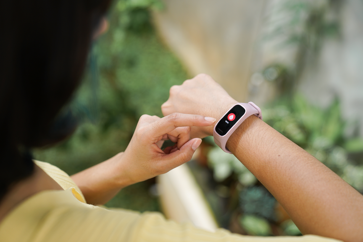 Melacak aktivitas olahraga melalui smartband