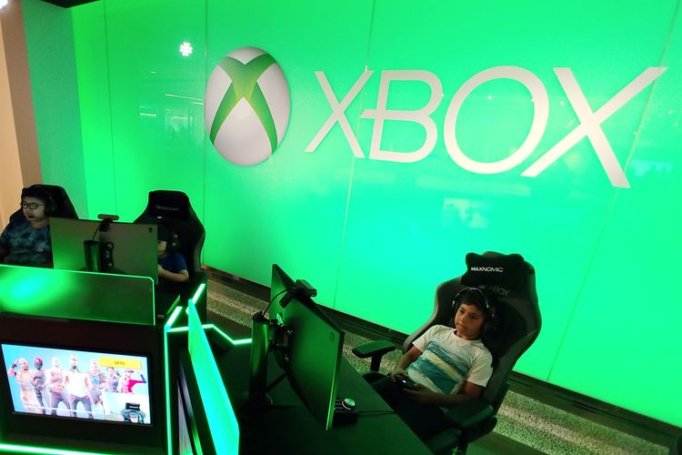 Pengunjung kantor Microsoft di Redmond, Washington, AS bermain Xbox.