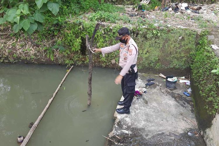 Kapolsek Cibeureum Polresta Tasikmalaya AKP Suyitno, memeriksa lokasi kejadian penemuan mayat perempuan hamil tua mengambang di kolam ikan di Kecamatan Cibeureum, Kota Tasikmalaya, Rabu (14/4/2021).