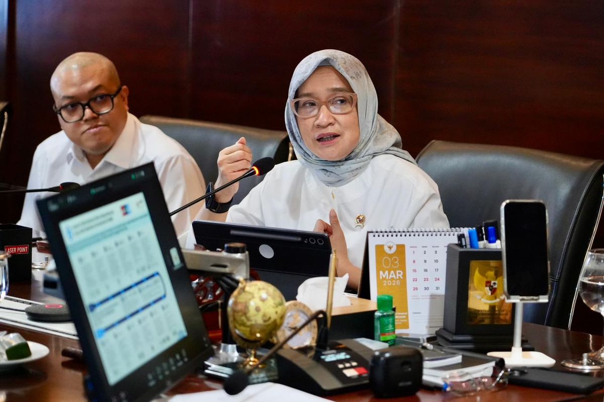 Menteri PANRB Rini Widyantini dalam Rapat Koordinasi bersama Ketua Dewan Ekonomi Nasional (DEN) sekaligus Penasihat Khusus Presiden Bidang Digitalisasi dan Teknologi Pemerintahan, Luhut Binsar Pandjaitan, di Kantor DEN, Senin (6/4/2026).
