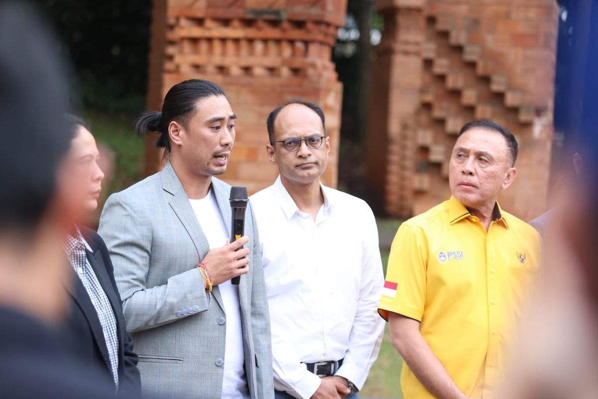 FIFA Development Project Coordinator, Niko Nhouvannasak (dua dari kiri), bersama Ketua Umum PSSI, Mochamad Iriawan (paling kanan), ketika memberikan keterangan pers di Plataran Restoran Hutan Kota GBK, Rabu (12/10/2022) sore WIB.