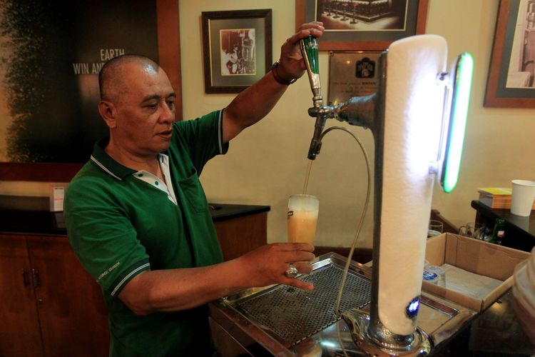 Bartender menunjukkan cara menuangkan bir saat acara Beer-B-Q di Pabrik PT Multi Bintang Indonesia, Tangerang, Banten, Jumat (17/4/2015). Berdasar Peraturan Menteri Perdagangan (Permendag) No 06/M-DAG/PER/1/2015, mulai 16 April 2015, kebijakan larangan penjualan minuman beralkohol alias minuman keras di minimarket-minimarket di Indonesia berlaku efektif. KOMPAS IMAGES/KRISTIANTO PURNOMO