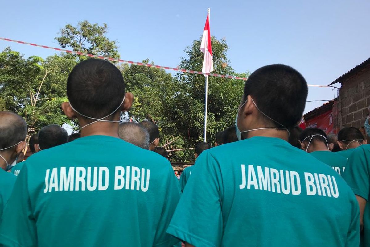Pasien ODGJ dari Yayasan Jamrud Biru yang ikut prosesi pengibaran bendera Sang Saka Merah Putih dalam perayaan HUT Republik Indonesia ke 77 di Mustikasari, Kecamatan Mustika Jaya, Kota Bekasi, Rabu (17/8/2022).