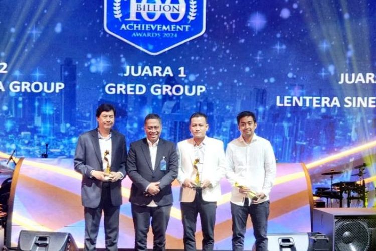 Komisaris Citra Swarna Group, Petrus Padmardjo, dan Direktur Citra Swarna Group, Irwan, menerima penghargaan dalam ajang 100 Billion Achievement Awards 2024 yang digelar Bank BTN.