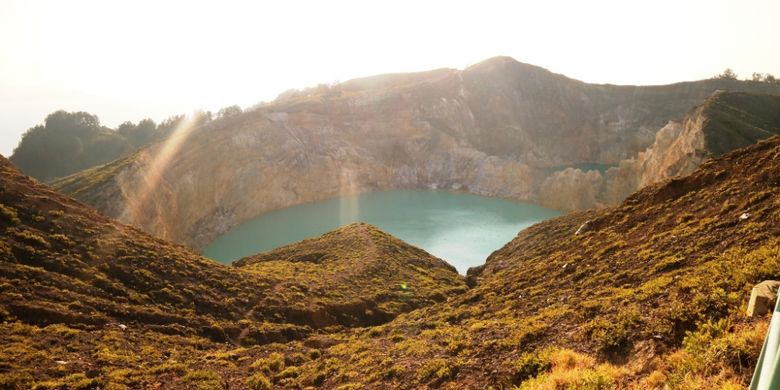 Salah satu dari tiga kawah di Gunung Kelimutu, Flores, NTT, Minggu (14/10/2018).