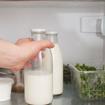 Ilustrasi susu di kulkas, menyimpan susu di kulkas. 