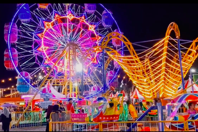 Suasana malam di Munggur Park Klaten, pasar malam dengan aneka wahana, yang dikemas secara modern