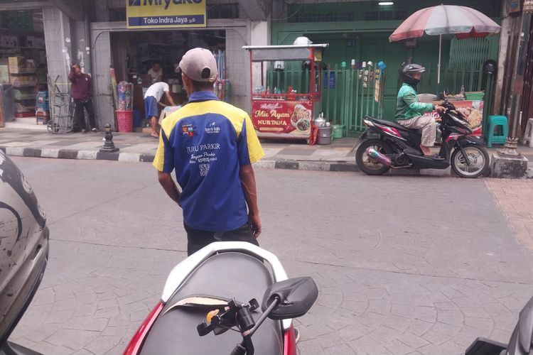 Parkir QRIS di Suryakencana Bogor, Barcode di Seragam Jukir Ternyata Belum Bisa Dipindai